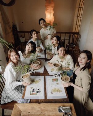 Chin-Lan Chang Instagram - #世界地球日 @menomeno_official 
藉由這個一年一度的日子，邀請品牌摯友們一起體驗menomeno帶來的世界地球日🌎

一直都希望在活動上能夠有更多新意，於是我們邀請了植物風格師 Yuty @yuty_deco ，Yuty是我的植物啟蒙老師，真心愛著植物之外，也努力傳遞植物跟地球間的互動關係。

也邀請大家在三徑舊荒這個美麗的場域，一起體驗特別的花凍飲食，謝謝跟我一樣相同喜愛中華文化的主理人Vicky @hermits_hut  為我們帶來優雅的茶道展演跟解說，當天使用的是有機烏龍茶葉來沖泡，就跟 #Fc溫和潔面露 一樣

分享一下menomeno植物自萃的成分：
#Fc溫和潔面露 一直是我們的明星商品，他使用了保健食品愛用的”超臨界萃取方式”來萃取重烘焙有機烏龍茶葉，茶多酚可以抗氧化，讓皮膚在清潔的過程也有更多的好處。

再來是 #Tn效能前導化妝水 裡面使用的有機柚花，柚花就是文旦的花，五年以上的文旦才會開始販售在市面上（因為才比較大顆），所以五年內的柚花都不能讓他結成果實，不然營養會無法儲存在樹中，柚花開的季節是每年的三四月，於是每年的年末menomeno就會開始尋找台灣有機的柚花田，並摘取果農不要的五年內的柚花，來作為品牌的自萃成分，我們一次會摘取一年的份量，如果台灣的柚花都被我摘完，我就會開始去種田（？）😆

我們的 #Fm全能修護面膜 也有很多愛好者，使用的是來自棉花而不是源自木頭來源的天絲白面膜，減少了需要漂白清洗產生更多廢水的問題。我們清洗面膜的水，也在日本工廠有自己的生態型循環，工廠也有自己的水庫，從布膜的織法跟整個布膜製程都盡可能的永續，每一片布膜來台灣之後，我們也都特別拿去EO滅菌並且獨立包裝，搭配保濕劑取代防腐劑的設定，讓使用片狀布膜過敏的機會大幅降低。

在這個世界地球日，結合了亞洲的茶道及從陽光、空氣、水等細節延伸出來愛護植物的方式，不管是對土壤、肥料、介質、小豆樹都有新的認識，認識植物就像認識地球的肌膚一樣如此的重要，希望更多人愛護植物，也希望更多人愛護自己的肌膚。

menomeno邀請有影響力的品牌摯友們 @chen_ai_ling51 @patty11266924 @lannychenchu @hannahwish @love_loyi 一起體驗我們傳遞永續的方式～藉此也想分享給看文章的各位，從愛自己的肌膚及愛地球的肌膚開始，慢慢感受及體驗對世界的愛❤️

#menomeno 
#呵護自己與地球的肌膚
#treesfortheearth🌍