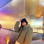 Chin-Lan Chang Instagram - - 本來訊息都秒回的我 有自己品牌之後 完全沒辦法秒回訊息 家人最知道我的工作密度跟節奏 叫我過年趕快去放空、晃晃、玩遊戲 難得可以出去走走💕 完全呈現放空0思考模式 放到都覺得自己變笨了🤔 （但刮刮樂有中5000！） 雖然在放假 但也是開心的一邊吸取這世界的日月精華 喜歡看到沒見過的東西 像個新生兒一樣充滿好奇心 成都沒有點辣的食物 端上來就是辣的 辣到一直找廁所🤣辣妹不好當啊👯‍♀️ 創業之後 很多人說 你怎麼休息都在聊工作 其實 完全沒有辦法工作跟生活分開的 工作就是生活 就跟當藝人一樣 休息的時候還是會聊這個圈子裡的事 沒辦法分開的 平常拍照就是要經營自己 怎麼可能分的開 工作跟生活同步 早就習慣也享受著 大概只有睡覺的時候可以不思考工作吧😂 本來以為只有我是這樣的人 發現這世界有人跟我一樣 好像就不那麼孤單了✨ 熱愛工作也等於熱愛生活了😗