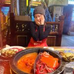 Chin-Lan Chang Instagram - - 本來訊息都秒回的我 有自己品牌之後 完全沒辦法秒回訊息 家人最知道我的工作密度跟節奏 叫我過年趕快去放空、晃晃、玩遊戲 難得可以出去走走💕 完全呈現放空0思考模式 放到都覺得自己變笨了🤔 （但刮刮樂有中5000！） 雖然在放假 但也是開心的一邊吸取這世界的日月精華 喜歡看到沒見過的東西 像個新生兒一樣充滿好奇心 成都沒有點辣的食物 端上來就是辣的 辣到一直找廁所🤣辣妹不好當啊👯‍♀️ 創業之後 很多人說 你怎麼休息都在聊工作 其實 完全沒有辦法工作跟生活分開的 工作就是生活 就跟當藝人一樣 休息的時候還是會聊這個圈子裡的事 沒辦法分開的 平常拍照就是要經營自己 怎麼可能分的開 工作跟生活同步 早就習慣也享受著 大概只有睡覺的時候可以不思考工作吧😂 本來以為只有我是這樣的人 發現這世界有人跟我一樣 好像就不那麼孤單了✨ 熱愛工作也等於熱愛生活了😗