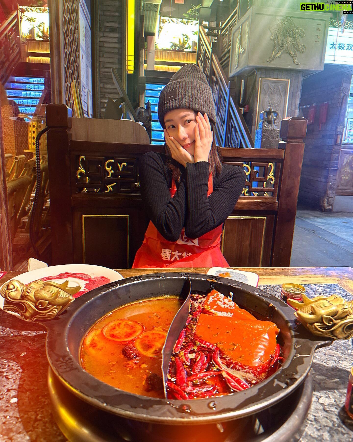 Chin-Lan Chang Instagram - - 本來訊息都秒回的我 有自己品牌之後 完全沒辦法秒回訊息 家人最知道我的工作密度跟節奏 叫我過年趕快去放空、晃晃、玩遊戲 難得可以出去走走💕 完全呈現放空0思考模式 放到都覺得自己變笨了🤔 (但刮刮樂有中5000!) 雖然在放假 但也是開心的一邊吸取這世界的日月精華 喜歡看到沒見過的東西 像個新生兒一樣充滿好奇心 成都沒有點辣的食物 端上來就是辣的 辣到一直找廁所🤣辣妹不好當啊👯♀️ 創業之後 很多人說 你怎麼休息都在聊工作 其實 完全沒有辦法工作跟生活分開的 工作就是生活 就跟當藝人一樣 休息的時候還是會聊這個圈子裡的事 沒辦法分開的 平常拍照就是要經營自己 怎麼可能分的開 工作跟生活同步 早就習慣也享受著 大概只有睡覺的時候可以不思考工作吧😂 本來以為只有我是這樣的人 發現這世界有人跟我一樣 好像就不那麼孤單了✨ 熱愛工作也等於熱愛生活了😗