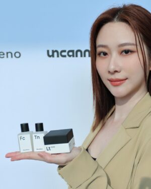 Chin-Lan Chang Instagram - @menomeno_official @go.uncanny 
menomeno在忠泰快閃啦🖤很喜歡這次藝文的模式✨

這次的概念店主題：『 Each of us is a planet. − 每個人都是一顆星球』🪐
我一直覺得～每個人其實都像一顆星球，星球有自己的特色跟運行的軌道，星球不羨慕別人、也不需要跟別人比較、展現個人獨特、有自己的速度、不管星球跟星球軌跡的結合或是分離，其實也都是宇宙的日常，「個人獨特」一直也是menomeno想要表達的。

也呼應展覽中《逃離》、《孤獨相伴》兩大主題，展現⼈類⼼理孤獨卻又相互依存的關係，連結menomeno『self care』自我關愛的理念價值✨

為了帶大家《逃離》，現場有為了這次展覽特別製作的限量「太空旅行銀色小包」，超可愛😍而且是太空衣一樣的泰維克材質。也讓大家有《孤獨相伴》的感受，站在指定位子拍照，可以拍到6個自己喔！（歡迎來PK看誰比我多🤣）

除了主題概念店之外，也歡迎大家可以去現場看 《文明：當代生活啟示錄》攝影展🩶
這是全球巡迴7座城市、吸引超過27萬人次觀賞的《文明：當代生活啟示錄》國際巡迴藝術展✨

-
m̄enom̄eno期間限定概念店 x 明日製作所

地點｜忠泰樂生活3F  Uncanny衛星展區
(台北市中山區樂群三路200號3F)

展期｜2024.5.18(六)-2024.06.30(日)
時間｜11:00-21:30

#menomeno 
#明日製作所
#uncanny 
#忠泰樂生活