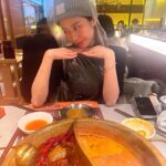 Chin-Lan Chang Instagram - - 本來訊息都秒回的我 有自己品牌之後 完全沒辦法秒回訊息 家人最知道我的工作密度跟節奏 叫我過年趕快去放空、晃晃、玩遊戲 難得可以出去走走💕 完全呈現放空0思考模式 放到都覺得自己變笨了🤔 （但刮刮樂有中5000！） 雖然在放假 但也是開心的一邊吸取這世界的日月精華 喜歡看到沒見過的東西 像個新生兒一樣充滿好奇心 成都沒有點辣的食物 端上來就是辣的 辣到一直找廁所🤣辣妹不好當啊👯‍♀️ 創業之後 很多人說 你怎麼休息都在聊工作 其實 完全沒有辦法工作跟生活分開的 工作就是生活 就跟當藝人一樣 休息的時候還是會聊這個圈子裡的事 沒辦法分開的 平常拍照就是要經營自己 怎麼可能分的開 工作跟生活同步 早就習慣也享受著 大概只有睡覺的時候可以不思考工作吧😂 本來以為只有我是這樣的人 發現這世界有人跟我一樣 好像就不那麼孤單了✨ 熱愛工作也等於熱愛生活了😗