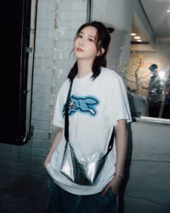 Chin-Lan Chang Instagram - - 我就是個每天都會把自己搞到很忙的女子💙 有時間就想要自己搞懂所有事情 想要盡可能的了解跟學習 想要追求卓越 我真的完全不羨慕那種很悠哉的人 也不在乎別人炫耀自己吃了什麼去了哪裡 看到別人說自己賺多少生活多棒也完全不羨慕 如果要說嚮往跟想學習的對象 應該是那些在自己宇宙中把自己活很好的人 把自己活好是一種能力 （是活很好 不是過很爽 這兩個有差） 我有我熱愛的人事物 我有我的節奏 我專心在我的節奏裡 過著我熱愛的日子 #每個人都是一個星球🪐 👕/ @bbcicecream_tw @klassiceyewear @bbcicecream 👖/ @namesak3 💼/ @menomeno_official 📷/ @jack_fixie