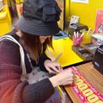Chin-Lan Chang Instagram - - 本來訊息都秒回的我 有自己品牌之後 完全沒辦法秒回訊息 家人最知道我的工作密度跟節奏 叫我過年趕快去放空、晃晃、玩遊戲 難得可以出去走走💕 完全呈現放空0思考模式 放到都覺得自己變笨了🤔 （但刮刮樂有中5000！） 雖然在放假 但也是開心的一邊吸取這世界的日月精華 喜歡看到沒見過的東西 像個新生兒一樣充滿好奇心 成都沒有點辣的食物 端上來就是辣的 辣到一直找廁所🤣辣妹不好當啊👯‍♀️ 創業之後 很多人說 你怎麼休息都在聊工作 其實 完全沒有辦法工作跟生活分開的 工作就是生活 就跟當藝人一樣 休息的時候還是會聊這個圈子裡的事 沒辦法分開的 平常拍照就是要經營自己 怎麼可能分的開 工作跟生活同步 早就習慣也享受著 大概只有睡覺的時候可以不思考工作吧😂 本來以為只有我是這樣的人 發現這世界有人跟我一樣 好像就不那麼孤單了✨ 熱愛工作也等於熱愛生活了😗