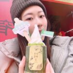 Chin-Lan Chang Instagram - - 本來訊息都秒回的我 有自己品牌之後 完全沒辦法秒回訊息 家人最知道我的工作密度跟節奏 叫我過年趕快去放空、晃晃、玩遊戲 難得可以出去走走💕 完全呈現放空0思考模式 放到都覺得自己變笨了🤔 （但刮刮樂有中5000！） 雖然在放假 但也是開心的一邊吸取這世界的日月精華 喜歡看到沒見過的東西 像個新生兒一樣充滿好奇心 成都沒有點辣的食物 端上來就是辣的 辣到一直找廁所🤣辣妹不好當啊👯‍♀️ 創業之後 很多人說 你怎麼休息都在聊工作 其實 完全沒有辦法工作跟生活分開的 工作就是生活 就跟當藝人一樣 休息的時候還是會聊這個圈子裡的事 沒辦法分開的 平常拍照就是要經營自己 怎麼可能分的開 工作跟生活同步 早就習慣也享受著 大概只有睡覺的時候可以不思考工作吧😂 本來以為只有我是這樣的人 發現這世界有人跟我一樣 好像就不那麼孤單了✨ 熱愛工作也等於熱愛生活了😗
