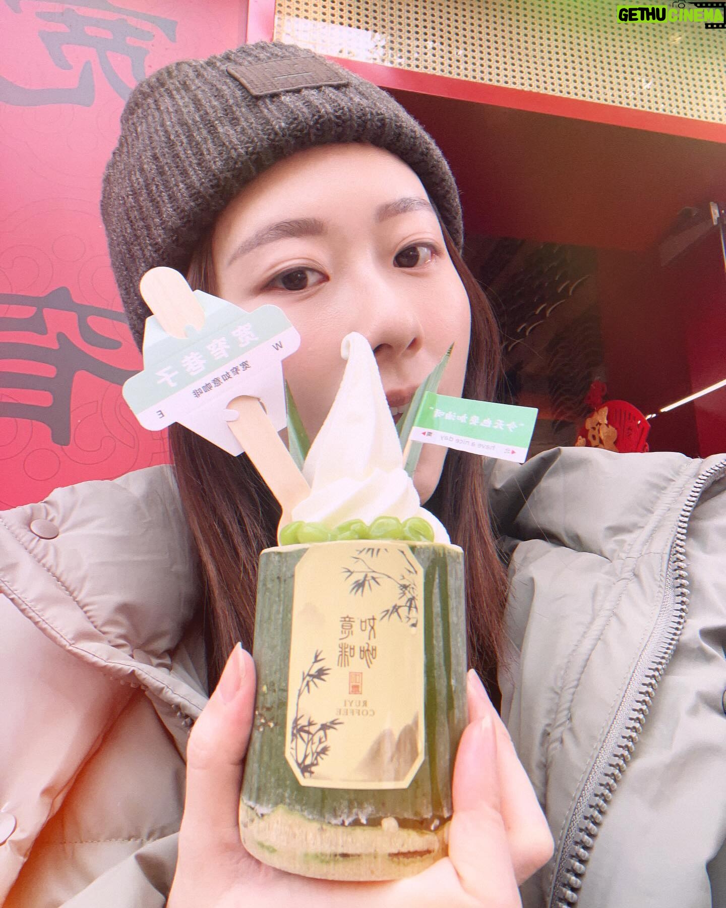 Chin-Lan Chang Instagram - - 本來訊息都秒回的我 有自己品牌之後 完全沒辦法秒回訊息 家人最知道我的工作密度跟節奏 叫我過年趕快去放空、晃晃、玩遊戲 難得可以出去走走💕 完全呈現放空0思考模式 放到都覺得自己變笨了🤔 (但刮刮樂有中5000!) 雖然在放假 但也是開心的一邊吸取這世界的日月精華 喜歡看到沒見過的東西 像個新生兒一樣充滿好奇心 成都沒有點辣的食物 端上來就是辣的 辣到一直找廁所🤣辣妹不好當啊👯♀️ 創業之後 很多人說 你怎麼休息都在聊工作 其實 完全沒有辦法工作跟生活分開的 工作就是生活 就跟當藝人一樣 休息的時候還是會聊這個圈子裡的事 沒辦法分開的 平常拍照就是要經營自己 怎麼可能分的開 工作跟生活同步 早就習慣也享受著 大概只有睡覺的時候可以不思考工作吧😂 本來以為只有我是這樣的人 發現這世界有人跟我一樣 好像就不那麼孤單了✨ 熱愛工作也等於熱愛生活了😗