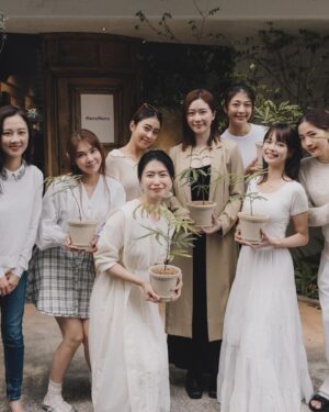 Chin-Lan Chang Instagram - #世界地球日 @menomeno_official 
藉由這個一年一度的日子，邀請品牌摯友們一起體驗menomeno帶來的世界地球日🌎

一直都希望在活動上能夠有更多新意，於是我們邀請了植物風格師 Yuty @yuty_deco ，Yuty是我的植物啟蒙老師，真心愛著植物之外，也努力傳遞植物跟地球間的互動關係。

也邀請大家在三徑舊荒這個美麗的場域，一起體驗特別的花凍飲食，謝謝跟我一樣相同喜愛中華文化的主理人Vicky @hermits_hut  為我們帶來優雅的茶道展演跟解說，當天使用的是有機烏龍茶葉來沖泡，就跟 #Fc溫和潔面露 一樣

分享一下menomeno植物自萃的成分：
#Fc溫和潔面露 一直是我們的明星商品，他使用了保健食品愛用的”超臨界萃取方式”來萃取重烘焙有機烏龍茶葉，茶多酚可以抗氧化，讓皮膚在清潔的過程也有更多的好處。

再來是 #Tn效能前導化妝水 裡面使用的有機柚花，柚花就是文旦的花，五年以上的文旦才會開始販售在市面上（因為才比較大顆），所以五年內的柚花都不能讓他結成果實，不然營養會無法儲存在樹中，柚花開的季節是每年的三四月，於是每年的年末menomeno就會開始尋找台灣有機的柚花田，並摘取果農不要的五年內的柚花，來作為品牌的自萃成分，我們一次會摘取一年的份量，如果台灣的柚花都被我摘完，我就會開始去種田（？）😆

我們的 #Fm全能修護面膜 也有很多愛好者，使用的是來自棉花而不是源自木頭來源的天絲白面膜，減少了需要漂白清洗產生更多廢水的問題。我們清洗面膜的水，也在日本工廠有自己的生態型循環，工廠也有自己的水庫，從布膜的織法跟整個布膜製程都盡可能的永續，每一片布膜來台灣之後，我們也都特別拿去EO滅菌並且獨立包裝，搭配保濕劑取代防腐劑的設定，讓使用片狀布膜過敏的機會大幅降低。

在這個世界地球日，結合了亞洲的茶道及從陽光、空氣、水等細節延伸出來愛護植物的方式，不管是對土壤、肥料、介質、小豆樹都有新的認識，認識植物就像認識地球的肌膚一樣如此的重要，希望更多人愛護植物，也希望更多人愛護自己的肌膚。

menomeno邀請有影響力的品牌摯友們 @chen_ai_ling51 @patty11266924 @lannychenchu @hannahwish @love_loyi 一起體驗我們傳遞永續的方式～藉此也想分享給看文章的各位，從愛自己的肌膚及愛地球的肌膚開始，慢慢感受及體驗對世界的愛❤️

#menomeno 
#呵護自己與地球的肌膚
#treesfortheearth🌍