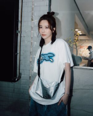 Chin-Lan Chang Instagram - -
我就是個每天都會把自己搞到很忙的女子💙
有時間就想要自己搞懂所有事情
想要盡可能的了解跟學習
想要追求卓越
我真的完全不羨慕那種很悠哉的人
也不在乎別人炫耀自己吃了什麼去了哪裡
看到別人說自己賺多少生活多棒也完全不羨慕 

如果要說嚮往跟想學習的對象
應該是那些在自己宇宙中把自己活很好的人
把自己活好是一種能力
（是活很好 不是過很爽 這兩個有差）

我有我熱愛的人事物
我有我的節奏
我專心在我的節奏裡
過著我熱愛的日子

#每個人都是一個星球🪐

👕/ @bbcicecream_tw @klassiceyewear @bbcicecream 
👖/ @namesak3 
💼/ @menomeno_official 
📷/ @jack_fixie