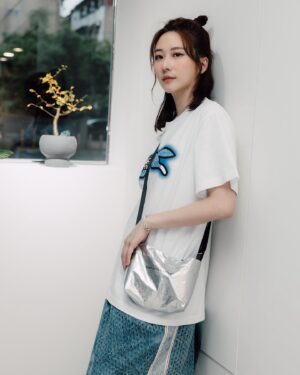 Chin-Lan Chang Instagram - -
我就是個每天都會把自己搞到很忙的女子💙
有時間就想要自己搞懂所有事情
想要盡可能的了解跟學習
想要追求卓越
我真的完全不羨慕那種很悠哉的人
也不在乎別人炫耀自己吃了什麼去了哪裡
看到別人說自己賺多少生活多棒也完全不羨慕 

如果要說嚮往跟想學習的對象
應該是那些在自己宇宙中把自己活很好的人
把自己活好是一種能力
（是活很好 不是過很爽 這兩個有差）

我有我熱愛的人事物
我有我的節奏
我專心在我的節奏裡
過著我熱愛的日子

#每個人都是一個星球🪐

👕/ @bbcicecream_tw @klassiceyewear @bbcicecream 
👖/ @namesak3 
💼/ @menomeno_official 
📷/ @jack_fixie