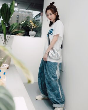 Chin-Lan Chang Instagram - -
我就是個每天都會把自己搞到很忙的女子💙
有時間就想要自己搞懂所有事情
想要盡可能的了解跟學習
想要追求卓越
我真的完全不羨慕那種很悠哉的人
也不在乎別人炫耀自己吃了什麼去了哪裡
看到別人說自己賺多少生活多棒也完全不羨慕 

如果要說嚮往跟想學習的對象
應該是那些在自己宇宙中把自己活很好的人
把自己活好是一種能力
（是活很好 不是過很爽 這兩個有差）

我有我熱愛的人事物
我有我的節奏
我專心在我的節奏裡
過著我熱愛的日子

#每個人都是一個星球🪐

👕/ @bbcicecream_tw @klassiceyewear @bbcicecream 
👖/ @namesak3 
💼/ @menomeno_official 
📷/ @jack_fixie