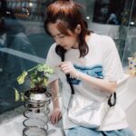 Chin-Lan Chang Instagram - - 我就是個每天都會把自己搞到很忙的女子💙 有時間就想要自己搞懂所有事情 想要盡可能的了解跟學習 想要追求卓越 我真的完全不羨慕那種很悠哉的人 也不在乎別人炫耀自己吃了什麼去了哪裡 看到別人說自己賺多少生活多棒也完全不羨慕 如果要說嚮往跟想學習的對象 應該是那些在自己宇宙中把自己活很好的人 把自己活好是一種能力 （是活很好 不是過很爽 這兩個有差） 我有我熱愛的人事物 我有我的節奏 我專心在我的節奏裡 過著我熱愛的日子 #每個人都是一個星球🪐 👕/ @bbcicecream_tw @klassiceyewear @bbcicecream 👖/ @namesak3 💼/ @menomeno_official 📷/ @jack_fixie