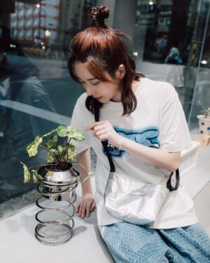 Chin-Lan Chang Instagram - -
我就是個每天都會把自己搞到很忙的女子💙
有時間就想要自己搞懂所有事情
想要盡可能的了解跟學習
想要追求卓越
我真的完全不羨慕那種很悠哉的人
也不在乎別人炫耀自己吃了什麼去了哪裡
看到別人說自己賺多少生活多棒也完全不羨慕 

如果要說嚮往跟想學習的對象
應該是那些在自己宇宙中把自己活很好的人
把自己活好是一種能力
（是活很好 不是過很爽 這兩個有差）

我有我熱愛的人事物
我有我的節奏
我專心在我的節奏裡
過著我熱愛的日子

#每個人都是一個星球🪐

👕/ @bbcicecream_tw @klassiceyewear @bbcicecream 
👖/ @namesak3 
💼/ @menomeno_official 
📷/ @jack_fixie