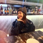 Chin-Lan Chang Instagram - #生活碎片 我們的A醇乳液真的很讚😍 公司同仁每個皮膚都更平滑穩定 A醇超多種 從原料端就開始把控 花很多時間在研發討論上 基本上 我覺得不是包覆型A醇的 真的先不用考慮了 很多A醇乳液都有矽靈 矽靈評價很兩極 我覺得那就像保養品中的勾芡 不透氣 用久容易有粉刺 沒矽靈的A醇不好調 我們A醇無矽靈之外 還加了胜肽✨ 如果說 沒有Fc會焦慮 其實我沒有LtA也會😆 再過一陣子還會有一個厲害的😏 分享給你們超美的漸層蘭花🩷🩵💛 每次拍攝就跟打仗一樣 一場美好的仗 需要跟美好的人一起打 那就是一件美好的事🫸🏻🫷🏻
