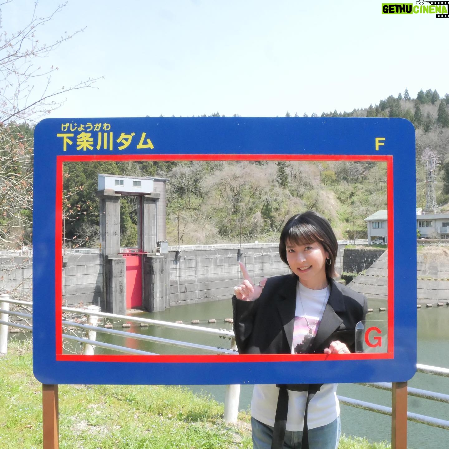 Chisato Moritaka Instagram - 2024「今度はモアベターよ!」 4月14日 新潟 加茂文化会館 終了しました! 加茂の皆さんはとっても元気で明るくて温かかったです。 大きな声援ありがとうございました。 ニコニコ笑顔がよーく見えましたよー! 今日は加茂市のおでかけスポットも巡りました。 加茂川に架かった大きな鯉のぼりは圧巻でした~。 皆さんの地元のおすすめスポットやグルメもぜひ教えてくださいね~! 今度はあなたの街にお邪魔するカモ? 次は 4月20日 和歌山 紀南文化会館 です。 #chisatomoritaka #森高千里 #今度はモアベターよ #新潟県加茂市 #加茂文化会館 #下条川ダム #加茂川 #鯉のぼり #加茂山公園 #AMEYAAISU #加茂特産品センター の「#かも汁」 #越後クラフト屋 の「#越後クラフトコーラ」 #涌井金太郎商店 の「#笹だんご」 #田辺菓子舗 の「#たなべのかりん糖」 #ぱすたみすた の「#マカロニチップス」 #浪花屋製菓株式会社 の「#ニイガタアゲアゲのりピーナ」 #新潟交通商事 の「#レルヒさんのノッポカツ棒」 #亀田製菓株式会社 の「#サラダホープ」「#亀田の柿の種」 #アジカル #せきとり の「#せきとり監修カレー揚せん」