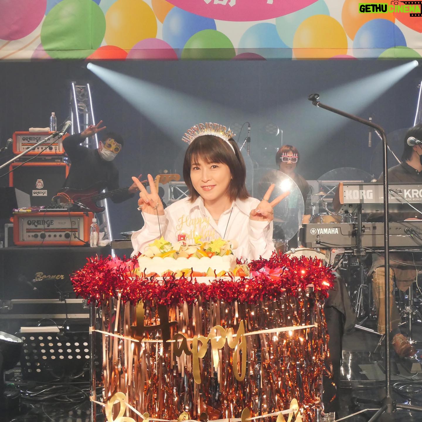 Chisato Moritaka Instagram - 2024「今度はモアベターよ!」 4月13日 群馬 渋川市民会館 終了しました! お誕生日を迎えてから初めてのコンサートでした。 レベルアップした森高はどうだったでしょうか? 皆さんの声援もさらにパワーアップしてましたねー。 たくさんお祝いもしてもらいましたよ~! “GO!GO!”な1年にしまーす。 今日は幅広い世代の方が見に来てくださって一体感もあって、 世代関係なく応援していただけてとても嬉しいです。 次は明日 4月14日 新潟 加茂文化会館 です。 #chisatomoritaka #森高千里 #今度はモアベターよ #群馬県渋川市 #渋川市民会館 #手打ち水沢うどん山源 の「#水沢うどん」 #子持食品 の「#生芋こんにゃく煮」 #うどん茶屋水沢万葉亭 の「#上州名物あげうどん」 #勝月堂 の「#湯乃花まんじゅう」 #プリン専門店クレヨン伊香保ファクトリー の「#伊香保プリン」 #かがやきいちご園 の「#やよいひめ」