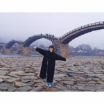 Chisato Moritaka Instagram - ⁡ 2024「今度はモアベターよ！」 3月23日　山口 シンフォニア岩国　終了しました！   岩国の皆さん、雨の中お越しいただきありがとうございました。 心は晴れ晴れした気持ちです！楽しかったです！   岩国では少し街歩きもできました。 中学の修学旅行ぶりの錦帯橋、霧がかかっていてとても幻想的で素敵でしたよ～。 今日は特に声援が大きかったです。元気になってもらえましたか？   そして今日から数量限定で「2024卓上カレンダー」の販売も始まりました。 どこに置いても馴染むデザインになっていますよ～。   錦帯橋は今日の夜からライトアップされるそうです。ぜひ行ってみてくださいね。   次は明日 3月24日　山口 下関市民会館　です。   #chisatomoritaka #森高千里 #今度はモアベターよ #山口県岩国市 #シンフォニア岩国 #錦帯橋 #むさし #うまもん #料亭旅館半月庵 の「#岩国寿司」 #がんね栗の里 の「#がんね栗衛門」 #あさひ製菓 の「#はす餅」 #岩まん本舗岩味屋 の「#岩まん」 #パンサー の「#れんこんチップス」 #古田秋栄堂 の「#錦帯せんべい」 #桜庵三木屋 の「#いが餅」 #酒井酒造 の「#五橋」 #旭酒造株式會社 の「#獺祭」