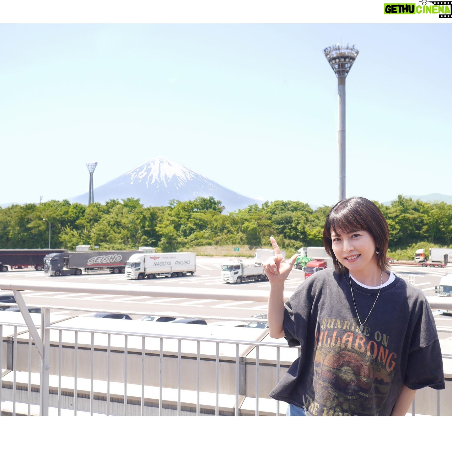 Chisato Moritaka Instagram - 2024「今度はモアベターよ!」 5月18日 静岡 沼津市民文化センター 終了しました! 沼津でのコンサートは1993年のLUCKY SEVENぶりでした。 当時来てくださっていた方や今日初めて来てくださった方、 皆さんの声援なしではこの空間は作れません。 いつも応援ありがとうございます。 今日もとっっても盛り上がりましたね~。 まさしくオーバーヒートナイトでした! 今日は天気もめちゃくちゃ良くて、富士山もくっきりはっきり見えました。 富士山からパワーをもらってステージに立てました! 次は 明日5月19日 山梨 東京エレクトロン韮崎文化ホール です。 #chisatomoritaka #森高千里 #今度はモアベターよ #静岡県沼津市 #沼津市民文化センター #富士山 #山正 の「#限定山正丼」 #中央亭 の「#餃子」 #ボルカノ の「#バラエティセット」 #JAふじ伊豆 の「#ぬまっちゃ」 #冨久家 の「#イタリアンロール」 #沼津深海プリン工房 の「#深海プリン」 #雅心苑 の「#雅心だんご」 #パンデロール の「#のっぽパン」 #桃屋 の「#コッペパンサンド」