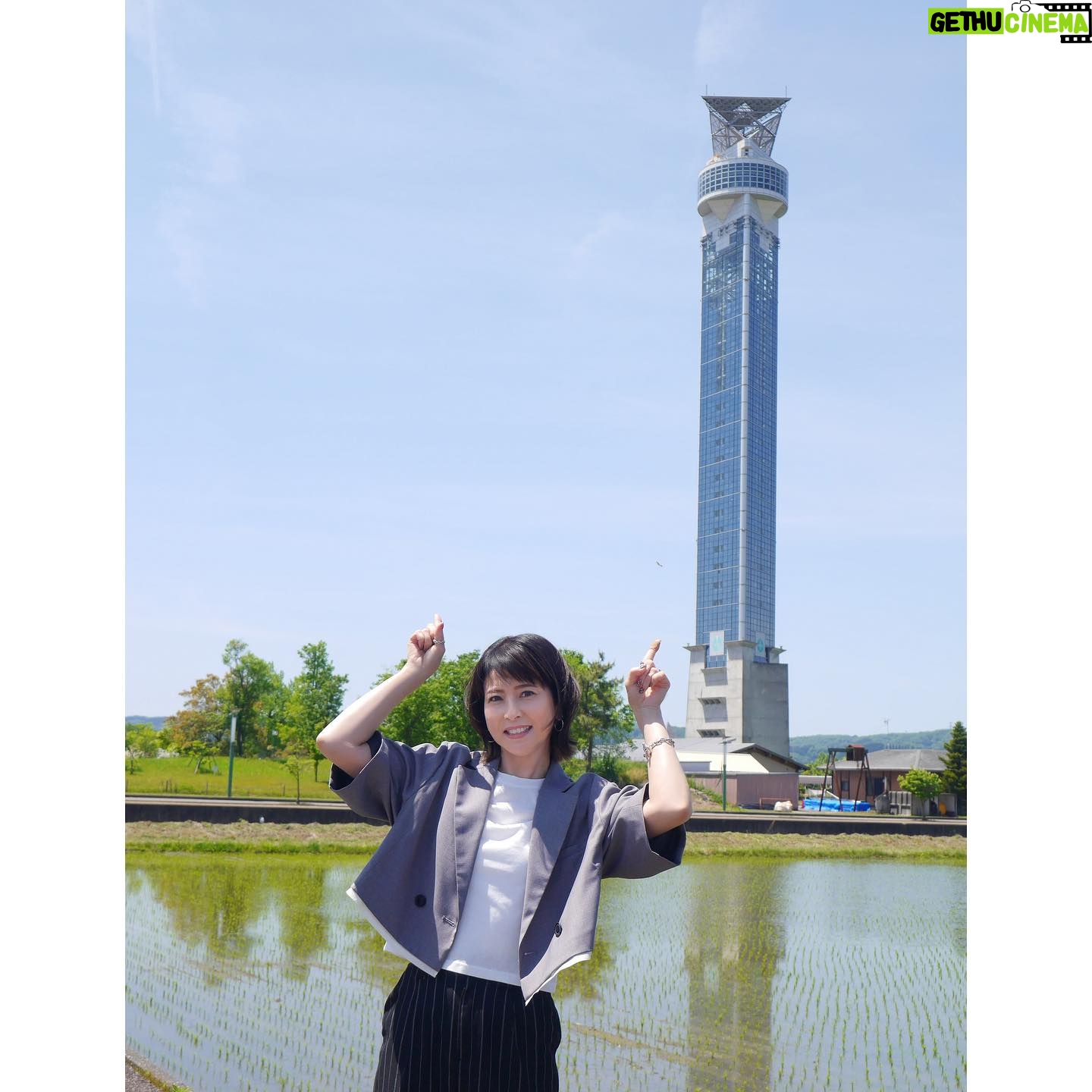 Chisato Moritaka Instagram - 2024「今度はモアベターよ!」 5月11日 富山 クロスランドおやべ 終了しました! 今日は “夢とロマンがクロスする街” 小矢部市からお届けしました~。 ホールが円形で近くて皆さんの顔がよく見えましたよ。 魂のこもった応援ありがとうございました!包み込まれるような感覚でした! 小矢部市のシンボルキャラクター・メルギューくん&メルモモちゃんも ステージ上で見守ってくれていました。 このコンサートを通して皆さんに元気を届けられていたら嬉しいです! 「道の駅メルヘンおやべ」と「クロスランドタワー」にも行けてよかったです! 次は 明日5月12日 福井 フェニックス・プラザ です。 #chisatomoritaka #森高千里 #今度はモアベターよ #富山県小矢部市 #クロスランドおやべ #クロスランドタワー #道の駅メルヘンおやべ #JAいなば の「#メルヘン米」 #田悟農産 の「#さばの笹寿司」 #お菓子処はとや の「#こんぶ餅」 #若林屋総本家 の「#三國一」 #薄氷本舗五郎丸屋 の「#T五」「#薄氷」