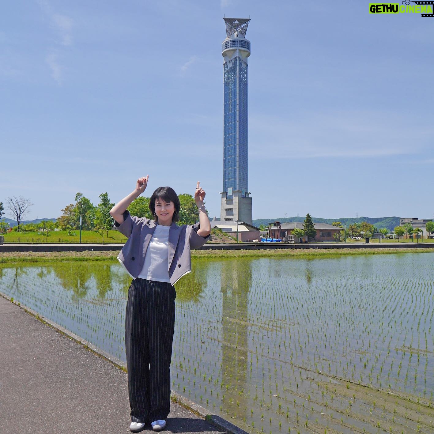 Chisato Moritaka Instagram - 2024「今度はモアベターよ!」 5月11日 富山 クロスランドおやべ 終了しました! 今日は “夢とロマンがクロスする街” 小矢部市からお届けしました~。 ホールが円形で近くて皆さんの顔がよく見えましたよ。 魂のこもった応援ありがとうございました!包み込まれるような感覚でした! 小矢部市のシンボルキャラクター・メルギューくん&メルモモちゃんも ステージ上で見守ってくれていました。 このコンサートを通して皆さんに元気を届けられていたら嬉しいです! 「道の駅メルヘンおやべ」と「クロスランドタワー」にも行けてよかったです! 次は 明日5月12日 福井 フェニックス・プラザ です。 #chisatomoritaka #森高千里 #今度はモアベターよ #富山県小矢部市 #クロスランドおやべ #クロスランドタワー #道の駅メルヘンおやべ #JAいなば の「#メルヘン米」 #田悟農産 の「#さばの笹寿司」 #お菓子処はとや の「#こんぶ餅」 #若林屋総本家 の「#三國一」 #薄氷本舗五郎丸屋 の「#T五」「#薄氷」