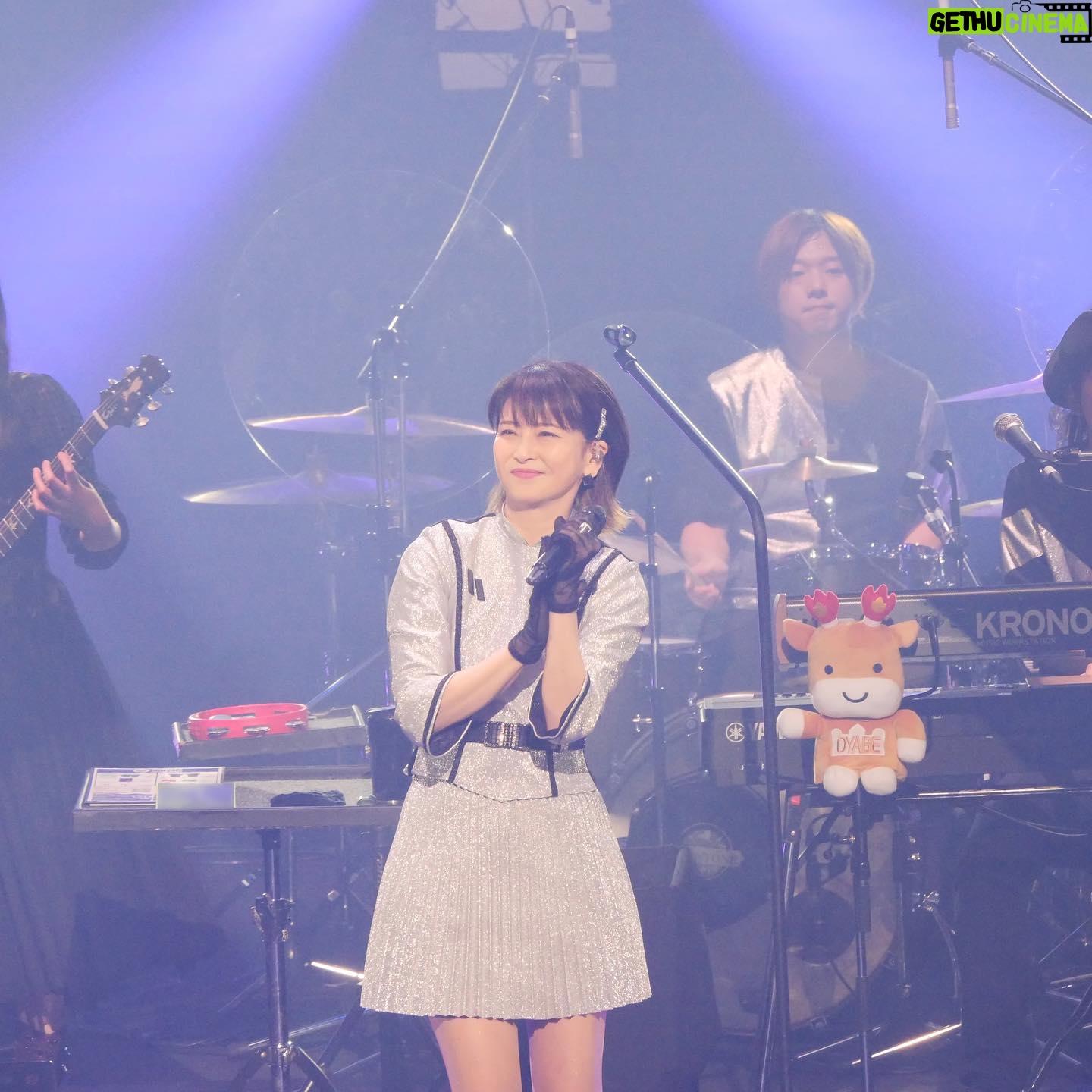 Chisato Moritaka Instagram - 2024「今度はモアベターよ!」 5月11日 富山 クロスランドおやべ 終了しました! 今日は “夢とロマンがクロスする街” 小矢部市からお届けしました~。 ホールが円形で近くて皆さんの顔がよく見えましたよ。 魂のこもった応援ありがとうございました!包み込まれるような感覚でした! 小矢部市のシンボルキャラクター・メルギューくん&メルモモちゃんも ステージ上で見守ってくれていました。 このコンサートを通して皆さんに元気を届けられていたら嬉しいです! 「道の駅メルヘンおやべ」と「クロスランドタワー」にも行けてよかったです! 次は 明日5月12日 福井 フェニックス・プラザ です。 #chisatomoritaka #森高千里 #今度はモアベターよ #富山県小矢部市 #クロスランドおやべ #クロスランドタワー #道の駅メルヘンおやべ #JAいなば の「#メルヘン米」 #田悟農産 の「#さばの笹寿司」 #お菓子処はとや の「#こんぶ餅」 #若林屋総本家 の「#三國一」 #薄氷本舗五郎丸屋 の「#T五」「#薄氷」