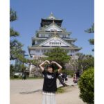 Chisato Moritaka Instagram - ⁡ 2024「今度はモアベターよ！」 5月4日　大阪 COOL JAPAN PARK OSAKA WWホール　終了しました！   初めての会場でしたがライブハウスのように皆さんが近くて より熱気が感じられました～。 声援もめちゃくちゃ大きくてパワーをもらいました。おおきに～！   お天気も良くコンサート日和でしたね。   大阪城を見に大阪城公園にも行きましたよー。 初めて見に行きましたが、思っていたよりも大きくて迫力満点でした！ 思い切って行ってよかったです。   そして、コンサートも折り返し地点となりました。 まだまだ続きますので、ぜひぜひ観に来てくださいね～。   次は 5月11日　富山 クロスランドおやべ　です。   #chisatomoritaka #森高千里 #今度はモアベターよ #大阪府大阪市 #COOLJAPANPARKOSAKA #WWホール #大阪城公園 #大阪城 #インデアンカレー の「#インデアンカレー」 #たこ焼道楽わなか の「#たこ焼」 #かに道楽 の「#かにまん」「#かにアイス」 #FRUITGARDEN山口果物 の「#フルーツポンチゼリー」 #PABLO の「#パブロとろけるチーズタルト」 #芋屋頂 の「#お芋とほうじ茶バターサンド」 #五感 の「#お米の純生ルーロ」 #あみだ池大黒 の「#岩おこし」