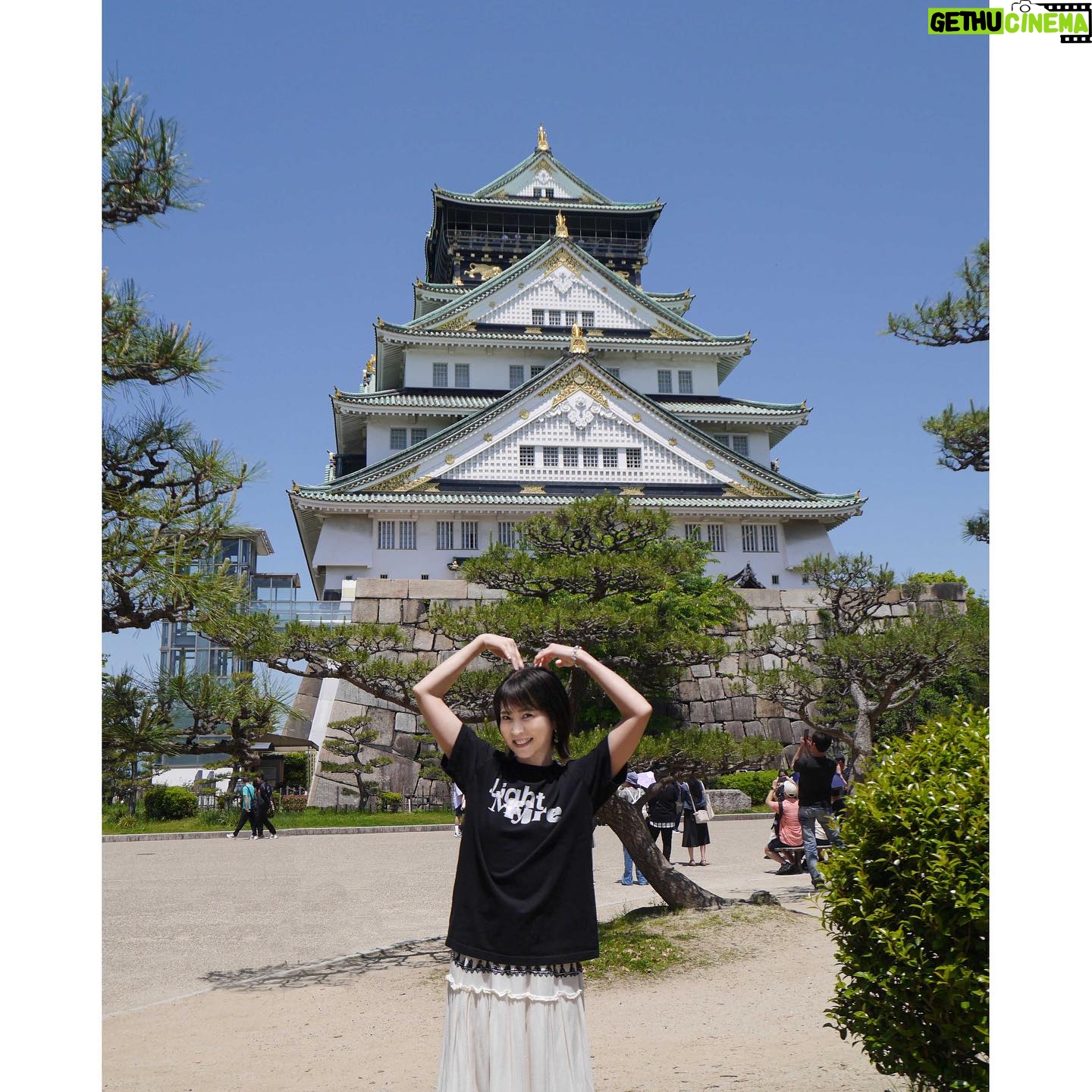 Chisato Moritaka Instagram - 2024「今度はモアベターよ!」 5月4日 大阪 COOL JAPAN PARK OSAKA WWホール 終了しました! 初めての会場でしたがライブハウスのように皆さんが近くて より熱気が感じられました~。 声援もめちゃくちゃ大きくてパワーをもらいました。おおきに~! お天気も良くコンサート日和でしたね。 大阪城を見に大阪城公園にも行きましたよー。 初めて見に行きましたが、思っていたよりも大きくて迫力満点でした! 思い切って行ってよかったです。 そして、コンサートも折り返し地点となりました。 まだまだ続きますので、ぜひぜひ観に来てくださいね~。 次は 5月11日 富山 クロスランドおやべ です。 #chisatomoritaka #森高千里 #今度はモアベターよ #大阪府大阪市 #COOLJAPANPARKOSAKA #WWホール #大阪城公園 #大阪城 #インデアンカレー の「#インデアンカレー」 #たこ焼道楽わなか の「#たこ焼」 #かに道楽 の「#かにまん」「#かにアイス」 #FRUITGARDEN山口果物 の「#フルーツポンチゼリー」 #PABLO の「#パブロとろけるチーズタルト」 #芋屋頂 の「#お芋とほうじ茶バターサンド」 #五感 の「#お米の純生ルーロ」 #あみだ池大黒 の「#岩おこし」