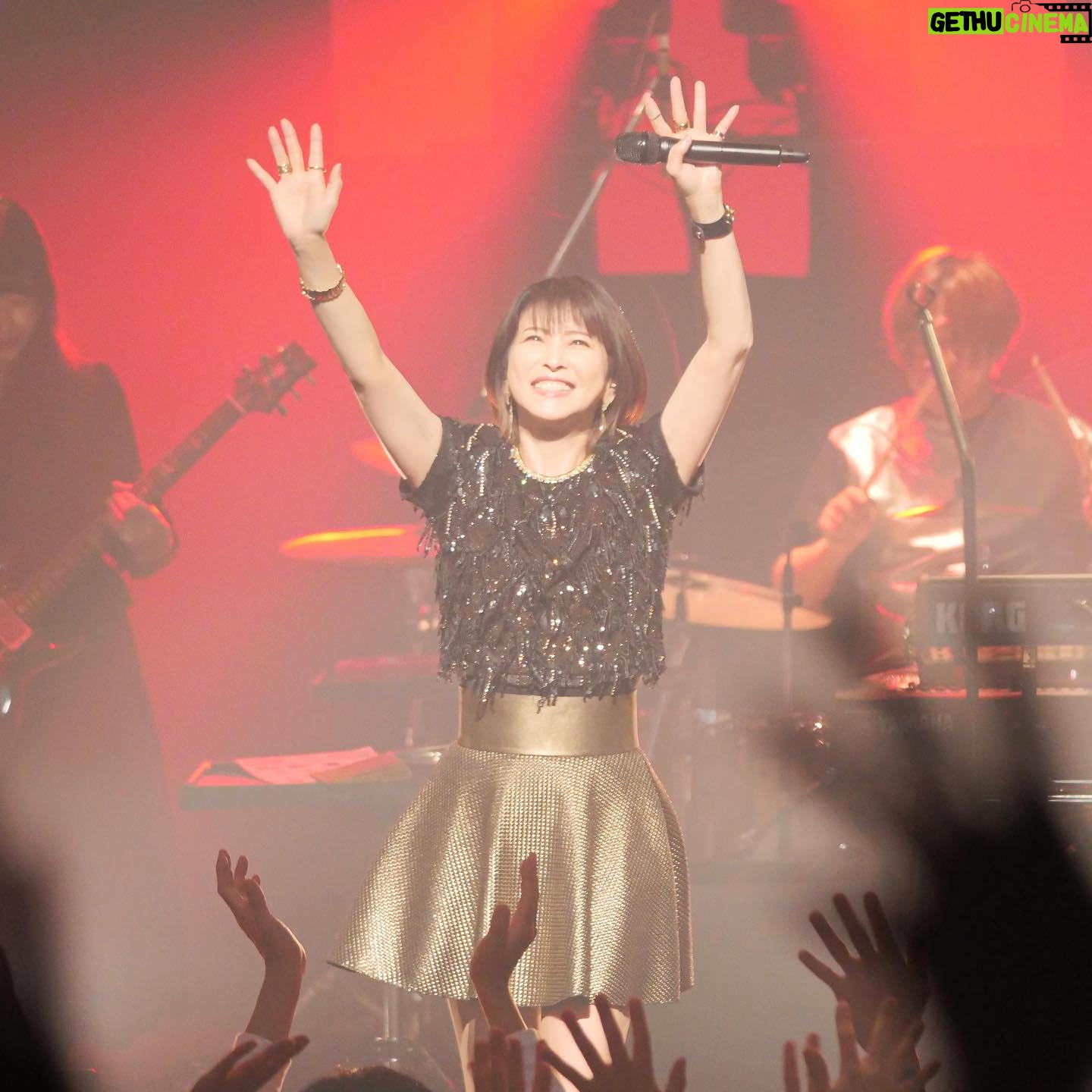 Chisato Moritaka Instagram - 2024「今度はモアベターよ!」 4月21日 大阪 枚方市総合文化芸術センター 関西医大 大ホール 終了しました! 会館も新しくて音響も良くて気持ち良く歌えました。 地元枚方から来てくださった方も多かったですね。 今日は大阪パワーを感じました~! 残念ながら雨でひらパーには行けなかったけど 会場の中は熱気で包まれて最高にヒートアップしました! 楽しかったです♪♪ また会いにきてや~! そして今日もインスタ映え写真を撮ってきましたよ。 施設内の店舗にも立ち寄ってお買物もできました♪ 枚方凍氷の大きなかき氷も絶品でした~! 次は 5月4日 大阪 COOL JAPAN PARK OSAKA WWホール です。 #chisatomoritaka #森高千里 #今度はモアベターよ #大阪府枚方市 #枚方市総合文化芸術センター関西医大大ホール #枚方TSITE の「#蔦屋書店」 #枚方凍氷 の「#かき氷」「#冷やし焼き芋」 #かすうどん #恩地食品 の「#うどん」 #割烹藤 の「#くらわんか鮨」 #車屋 の「#鳥重弁当」 #呼人堂 の「#あかつき」 #くらわんか餅の世界 の「#くらわんか餅」 #果実大福壱 の「#果実大福」「#フルーツ大福」 #わらび屋本舗 の「#とろとろわらび餅」