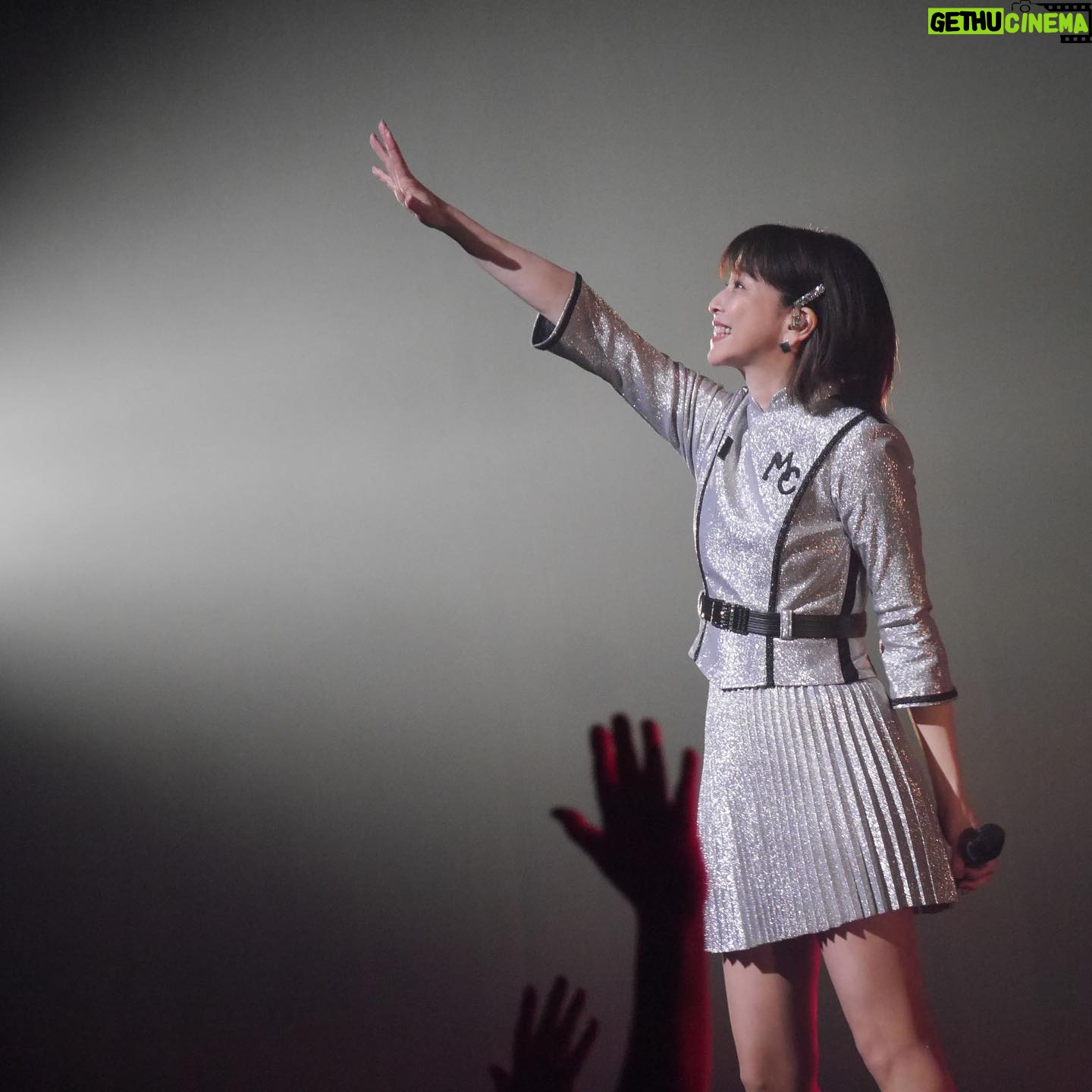 Chisato Moritaka Instagram - 2024「今度はモアベターよ!」 4月21日 大阪 枚方市総合文化芸術センター 関西医大 大ホール 終了しました! 会館も新しくて音響も良くて気持ち良く歌えました。 地元枚方から来てくださった方も多かったですね。 今日は大阪パワーを感じました~! 残念ながら雨でひらパーには行けなかったけど 会場の中は熱気で包まれて最高にヒートアップしました! 楽しかったです♪♪ また会いにきてや~! そして今日もインスタ映え写真を撮ってきましたよ。 施設内の店舗にも立ち寄ってお買物もできました♪ 枚方凍氷の大きなかき氷も絶品でした~! 次は 5月4日 大阪 COOL JAPAN PARK OSAKA WWホール です。 #chisatomoritaka #森高千里 #今度はモアベターよ #大阪府枚方市 #枚方市総合文化芸術センター関西医大大ホール #枚方TSITE の「#蔦屋書店」 #枚方凍氷 の「#かき氷」「#冷やし焼き芋」 #かすうどん #恩地食品 の「#うどん」 #割烹藤 の「#くらわんか鮨」 #車屋 の「#鳥重弁当」 #呼人堂 の「#あかつき」 #くらわんか餅の世界 の「#くらわんか餅」 #果実大福壱 の「#果実大福」「#フルーツ大福」 #わらび屋本舗 の「#とろとろわらび餅」