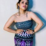 Chitrashi Rawat Instagram - कुछ सितारों के टुकड़े हम भी लेके चलते है .. कभी आँखो की चमक से तो कभी झुमकों की खनख में...। #silverjazz .. . . Bas yunhi 🌻 . . . . . . #chitsstyle #reusefashion #mystyleblog #keepitchic #silverrings #chitrashirawat #mumbaiactor #mypersonalstyle #silvertone #curlyhairgirl #curlygirlmethod #funkyearrings #longearrings