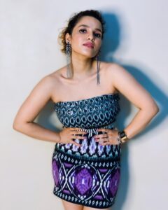 Chitrashi Rawat Instagram - कुछ सितारों के टुकड़े हम भी लेके चलते है .. कभी आँखो की चमक से तो कभी झुमकों की खनख में...। #silverjazz .. . . Bas yunhi 🌻 . . . . . . #chitsstyle #reusefashion #mystyleblog #keepitchic #silverrings #chitrashirawat #mumbaiactor #mypersonalstyle #silvertone #curlyhairgirl #curlygirlmethod #funkyearrings #longearrings