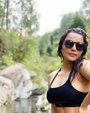 Chitrashi Rawat Instagram - Reaching to this water stream was so worth it .. had to trek down the steep valley for about 2.5 kilometres 🌻

.
.
#chitstravels