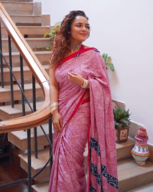 Chitrashi Rawat Instagram - Back to reconnect 🙏 

🌻

Shot by @the_lens_optimist 

Label - @sujatradesigns

PR - 
@matsyamedia @pr365_pr

#sujatrawomen #chitrashirawat #ɴᴇᴡᴘᴏsᴛ #backfromhibernation