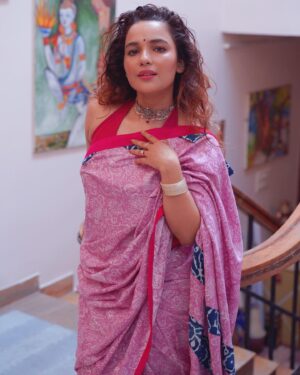 Chitrashi Rawat Instagram - Back to reconnect 🙏 

🌻

Shot by @the_lens_optimist 

Label - @sujatradesigns

PR - 
@matsyamedia @pr365_pr

#sujatrawomen #chitrashirawat #ɴᴇᴡᴘᴏsᴛ #backfromhibernation