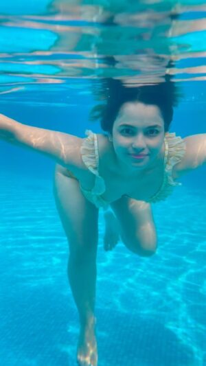 Chitrashi Rawat Instagram - Master of floating 🌻