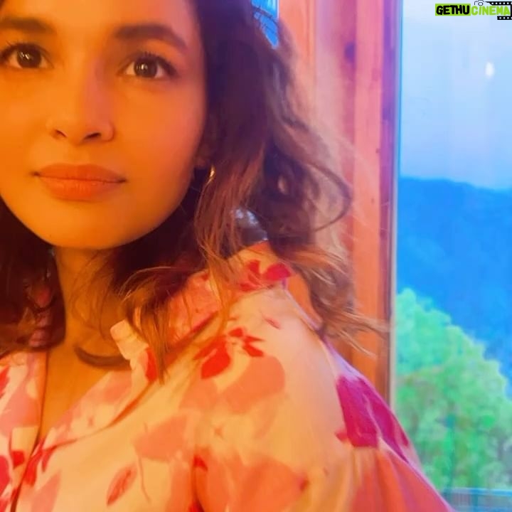 Chitrashi Rawat Instagram - Sunday pahadi dump β₯οΈ . . All things in Jaunsar-Bawar : From eating the world famous jaunsari rajma to learning the traditional folk dance to teaching it to my non pahadi hubs. From plucking my childhood favourite pahadi berries ( which can give vilaayti berries a run for their money) π to enjoying the sudden thunder storm.. I did all at this most authentic Pahadi Homestay all thanks to our dear friend KS chauhan ji π
