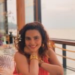 Chitrashi Rawat Instagram - Peachy beachy Goa ♥️ 🍹🌸 we had an amazing time:) . #goavibes #chitstravels #summerdrinks #cocktailhour #chitrashirawat #sundowner