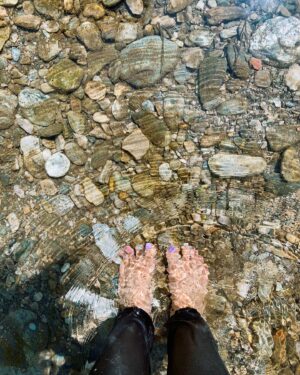 Chitrashi Rawat Instagram - Reaching to this water stream was so worth it .. had to trek down the steep valley for about 2.5 kilometres 🌻

.
.
#chitstravels
