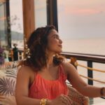 Chitrashi Rawat Instagram - Peachy beachy Goa ♥️ 🍹🌸 we had an amazing time:) . #goavibes #chitstravels #summerdrinks #cocktailhour #chitrashirawat #sundowner