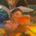 Chitrashi Rawat Instagram - Peachy beachy Goa ♥️ 🍹🌸 we had an amazing time:) . #goavibes #chitstravels #summerdrinks #cocktailhour #chitrashirawat #sundowner