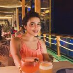Chitrashi Rawat Instagram - Peachy beachy Goa ♥️ 🍹🌸 we had an amazing time:) . #goavibes #chitstravels #summerdrinks #cocktailhour #chitrashirawat #sundowner