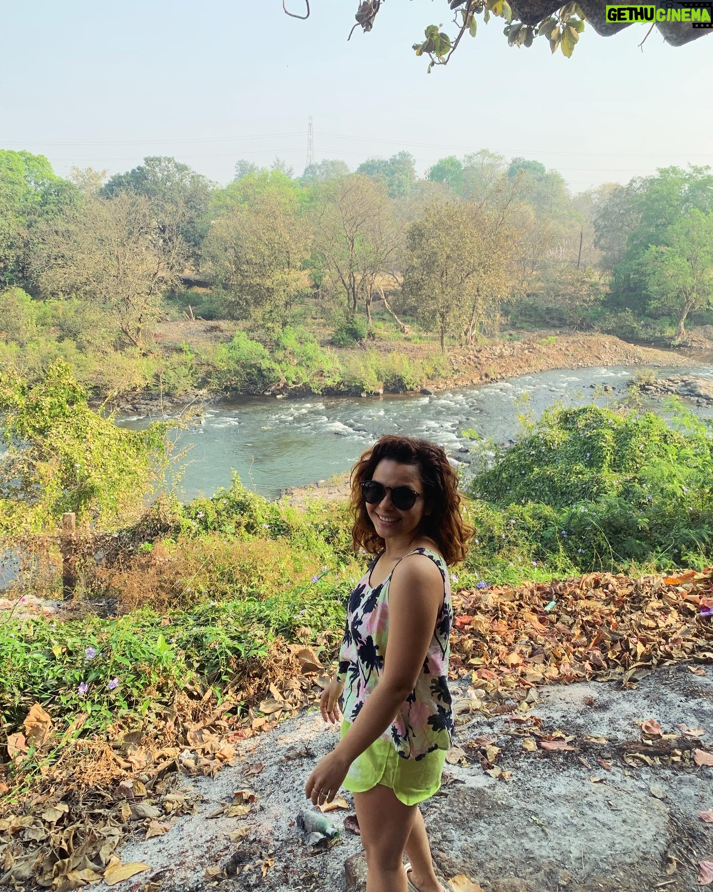 Chitrashi Rawat Instagram - Sunday Dump π» 1. Gurudutt Saab and us from the latest photoshoot. 2. Anniversary gift by mum n dad π 3.Healthy homemade Guava carpaccio Salad with feta. 4.From the last vacay, the view is still etched in my β₯οΈ 5.Workout with a sista is always fun. 6. Latest edition of fresh homemade pickle and fabulous detox water( ask for a recipe if you want) 7. Coz the mood should always be cafentastic βοΈ 8. Got this basil from the mountains now itβs growing in its full glory. πΏ 9. From the same basil made pesto pasta π 10. Now I know how to tune a guitar πΈπ€