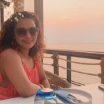 Chitrashi Rawat Instagram - Peachy beachy Goa ♥️ 🍹🌸 we had an amazing time:) . #goavibes #chitstravels #summerdrinks #cocktailhour #chitrashirawat #sundowner