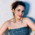 Chitrashi Rawat Instagram – कुछ सितारों के टुकड़े हम भी लेके चलते है .. कभी आँखो की चमक से तो कभी झुमकों की खनख में…। #silverjazz ..
.
.
Bas yunhi 🌻 

.
.
.
.

.
.

#chitsstyle  #reusefashion #mystyleblog #keepitchic #silverrings #chitrashirawat #mumbaiactor #mypersonalstyle #silvertone #curlyhairgirl #curlygirlmethod #funkyearrings  #longearrings