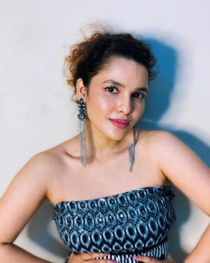 Chitrashi Rawat Instagram - कुछ सितारों के टुकड़े हम भी लेके चलते है .. कभी आँखो की चमक से तो कभी झुमकों की खनख में...। #silverjazz ..
.
.
Bas yunhi 🌻 

.
.
.
.

.
.

#chitsstyle  #reusefashion #mystyleblog #keepitchic #silverrings #chitrashirawat #mumbaiactor #mypersonalstyle #silvertone #curlyhairgirl #curlygirlmethod #funkyearrings  #longearrings