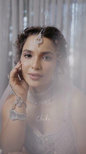 Chitrashi Rawat Instagram - Fairy tales ✨♥️

Film by @clickography 

Inframe - @chitrashi
Makeup by @zoyamakeupandhair 

#couple #makeup #bride #bridesolo #celebs #clicko #clickography