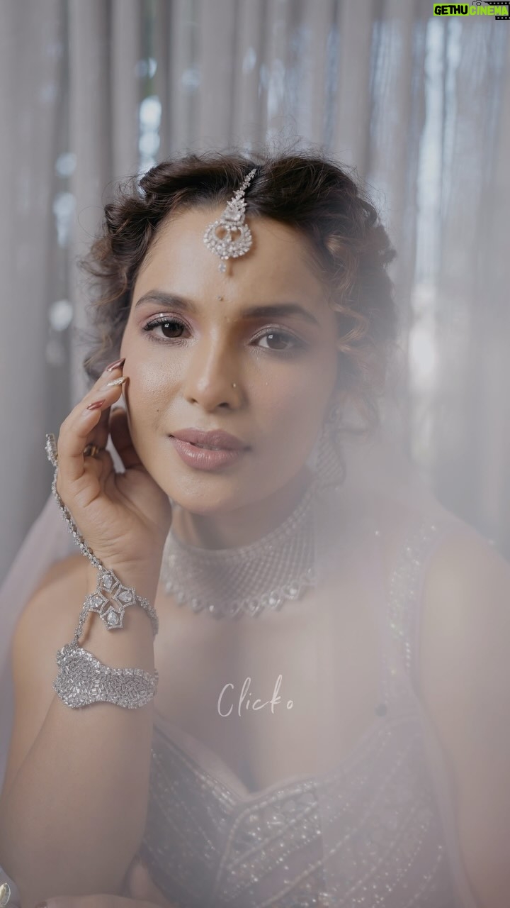 Chitrashi Rawat - 7.7K Likes - Fairy tales ✨♥️
Film by @clickography
Inframe - @chitrashi
Makeup by @zoyamakeupandhair
#couple #makeup #bride #bridesolo #celebs #clicko #clickography