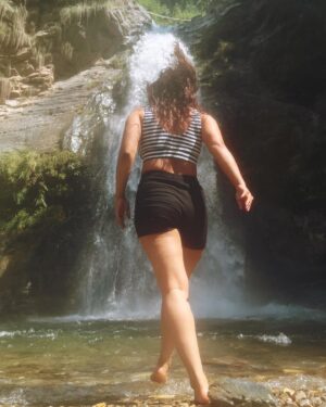 Chitrashi Rawat Instagram - To see and breathe nature in its full glory is a privilege we must never take for granted 🌻

I played, I prayed , I marvelled to my heart’s content. 

#chitstravels

Top @tailorandcircus