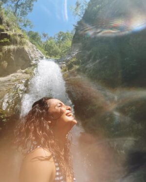 Chitrashi Rawat Instagram - To see and breathe nature in its full glory is a privilege we must never take for granted 🌻

I played, I prayed , I marvelled to my heart’s content. 

#chitstravels

Top @tailorandcircus