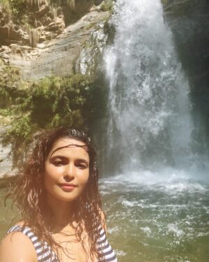 Chitrashi Rawat Instagram - To see and breathe nature in its full glory is a privilege we must never take for granted 🌻

I played, I prayed , I marvelled to my heart’s content. 

#chitstravels

Top @tailorandcircus