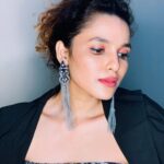 Chitrashi Rawat Instagram – कुछ सितारों के टुकड़े हम भी लेके चलते है .. कभी आँखो की चमक से तो कभी झुमकों की खनख में…। #silverjazz ..
.
.
Bas yunhi 🌻 

.
.
.
.

.
.

#chitsstyle  #reusefashion #mystyleblog #keepitchic #silverrings #chitrashirawat #mumbaiactor #mypersonalstyle #silvertone #curlyhairgirl #curlygirlmethod #funkyearrings  #longearrings